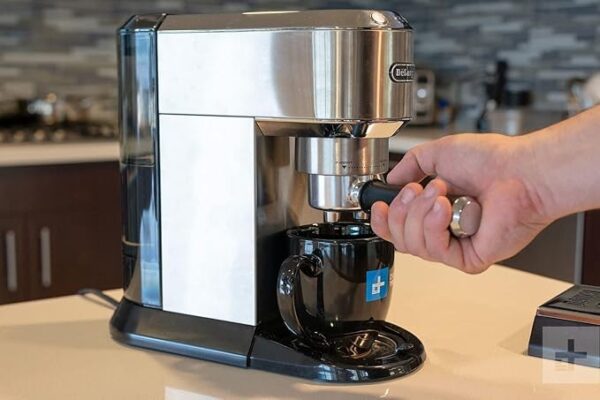 de'longhi dedica style ec685.m, machine à expresso avec buse à mousse de lait professionnelle, seulement 15 cm de large, réservoir de 1 l, boîtier en métal, compatible avec les dosettes e.s.e, métal